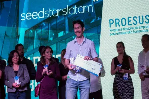 Ganador por partida doble, el proyecto Iniciativa Imagine de Cristian Sejas, fue elegido por PROESUS y ganó el premio Seedstars World a la Sustentabilidad. Ganador por partida doble, el proyecto Iniciativa Imagine de Cristian Sejas, fue elegido por PROESUS y ganó el premio Seedstars World a la Sustentabilidad.
