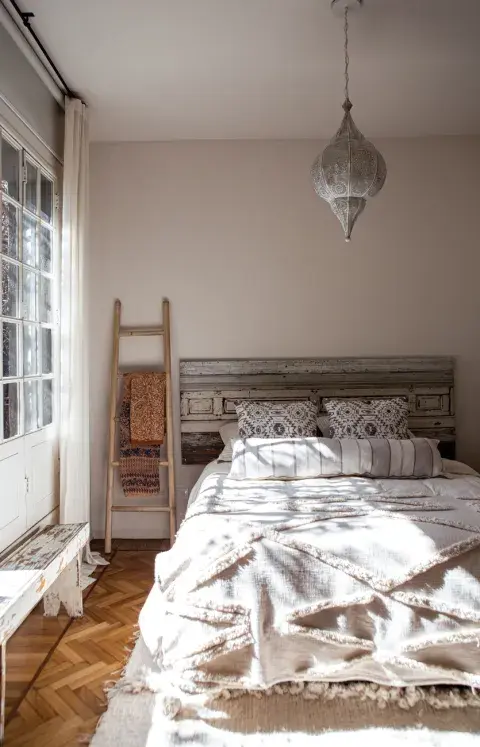 La deco es simple y cálida: pocos muebles, un respaldo hecho con molduras recuperadas y textiles suaves al tacto, como la alfombra artesanal (Al telar). La deco es simple y cálida: pocos muebles, un respaldo hecho con molduras recuperadas y textiles suaves al tacto, como la alfombra artesanal (Al telar).