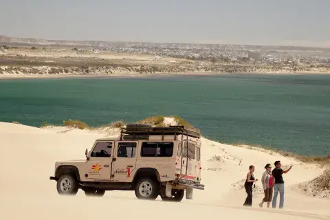 Dunas en las afueras de una ciudad que suma actividades turísticas