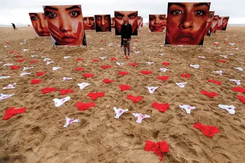 La ONG Rio da Paz ideó una exposición mediante la cual cubrieron la playa de Copacabana con bombachas en forma de protesta. La ONG Rio da Paz ideó una exposición mediante la cual cubrieron la playa de Copacabana con bombachas en forma de protesta.