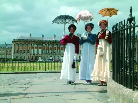 El baile con trajes de época que se realiza cada 22 de junio en Bath para el Jane Austen Festival Regency Costumed Summer Ball El baile con trajes de época que se realiza cada 22 de junio en Bath para el Jane Austen Festival Regency Costumed Summer Ball
