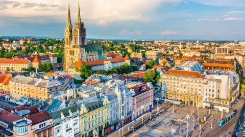 La plaza principal de Zagreb, en la ciudad Baja, a pasos de la catedral de la Asunción de María La plaza principal de Zagreb, en la ciudad Baja, a pasos de la catedral de la Asunción de María