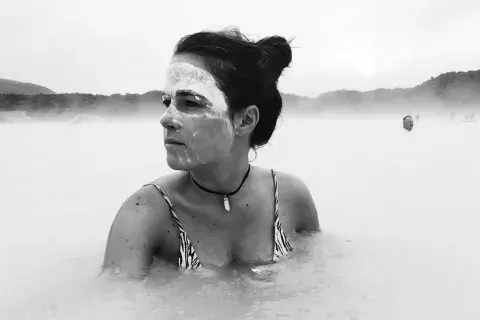 Blue Lagoon es un punto turístico que no se puede dejar de visitar. Queda a solo 20 minutos del aeropuerto, por lo que lo mejor es pasar tanto de ida como de vuelta.