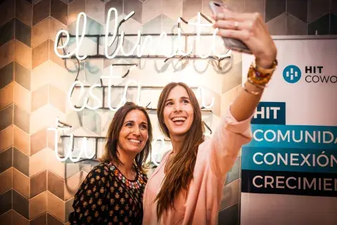 Momento selfie: el evento estuvo pensado para que todas tuvieran tiempo de socializar y divertirse, además de conocer la propuesta de OHLALÁ! Makers.