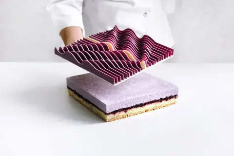 Dinara realiza los moldes con una impresora 3D para lograr una deco perfecta. Esta torta tiene capas de streusel, bizcochuelo de almendras, confit de cerezas y mousse de yogur Dinara realiza los moldes con una impresora 3D para lograr una deco perfecta. Esta torta tiene capas de streusel, bizcochuelo de almendras, confit de cerezas y mousse de yogur