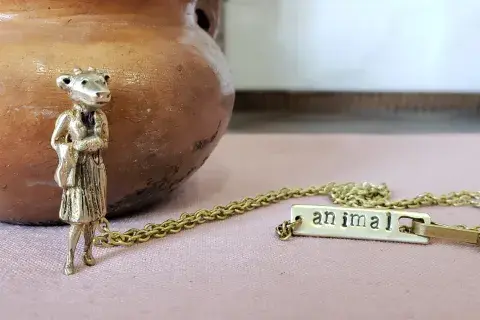 Collar de la colección Todos somos animales para contagiarse del espíritu animal. Las vacas son tranquilas, forman fuertes lazos con sus compañeros y son juguetonas.