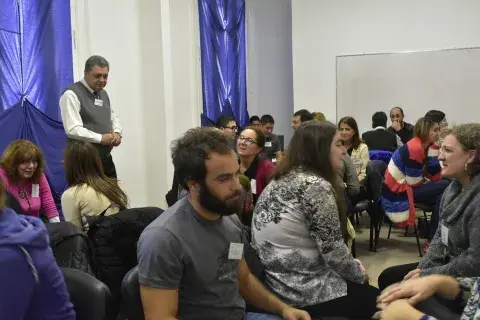 No es una terapia, es una vivencia en grupo con dinámicas de coaching y PNL No es una terapia, es una vivencia en grupo con dinámicas de coaching y PNL