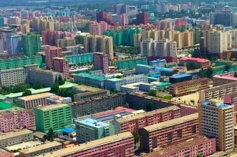 Pyongyang era el antiviaje, una suerte de all inclusive comunista donde no estaba permitida la holgazanería porque, a juicio de mis anfitriones, yo no estaba ahí de vacaciones. Pyongyang era el antiviaje, una suerte de all inclusive comunista donde no estaba permitida la holgazanería porque, a juicio de mis anfitriones, yo no estaba ahí de vacaciones.