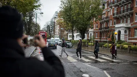 Como un Beatle en el famoso cruce de Abbey Road Como un Beatle en el famoso cruce de Abbey Road