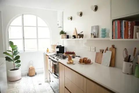 Sobre la mesada, tablitas de madera (Lapacho) y mármol (Paysana). Arriba, libros de cocina, vajilla y plantitas, porque es muy fan del verde. El ficus (Urban Pots) se roba las miradas. Sobre la mesada, tablitas de madera (Lapacho) y mármol (Paysana). Arriba, libros de cocina, vajilla y plantitas, porque es muy fan del verde. El ficus (Urban Pots) se roba las miradas.