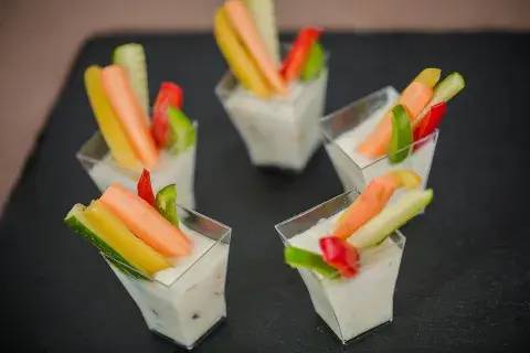 Bastoncitos de zanahoria, zuchini y morron con salsa tzatziki