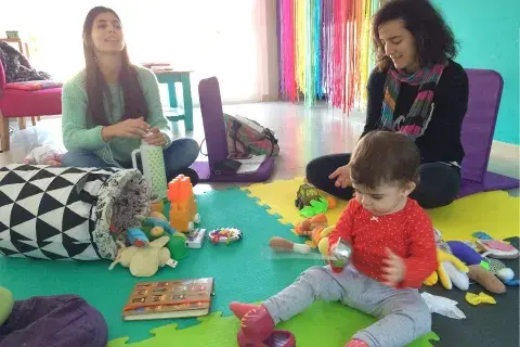 Una vez más hija me acompaña a la nota y las entrevistadoras se copan para hacerla en el piso y le ofrecen juguetes Una vez más hija me acompaña a la nota y las entrevistadoras se copan para hacerla en el piso y le ofrecen juguetes