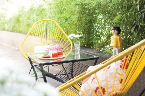 Mundo exterior: la casa tiene un pequeño pasillo que hace las veces de patio, donde Pao puso un par de sillas Acapulco originales (Laboratorio de Objetos, $2390 c/u) que hacen juego con el Playmobil de cemento de 35 cm (Laboratorio de Objetos, $1000) Mundo exterior: la casa tiene un pequeño pasillo que hace las veces de patio, donde Pao puso un par de sillas Acapulco originales (Laboratorio de Objetos, $2390 c/u) que hacen juego con el Playmobil de cemento de 35 cm (Laboratorio de Objetos, $1000)