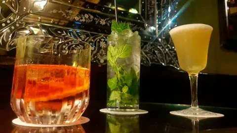 Los tragos infalibles: negroni, mojito y pisco sour del Celtic Pub del Hotel Panamericano Los tragos infalibles: negroni, mojito y pisco sour del Celtic Pub del Hotel Panamericano