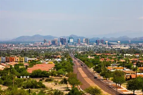 Sun City, cerca de Phoenix, Arizona, surgió del desierto a partir de 1960 y fue creada exclusivamente para abuelos y jubilados Sun City, cerca de Phoenix, Arizona, surgió del desierto a partir de 1960 y fue creada exclusivamente para abuelos y jubilados