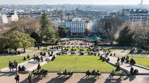 Desde la colina de Montmartre se tienen unas vistas magníficas y gratuitas de la ciudad. Crédito: Paris Tourist Office / dpa-tmn Desde la colina de Montmartre se tienen unas vistas magníficas y gratuitas de la ciudad. Crédito: Paris Tourist Office / dpa-tmn