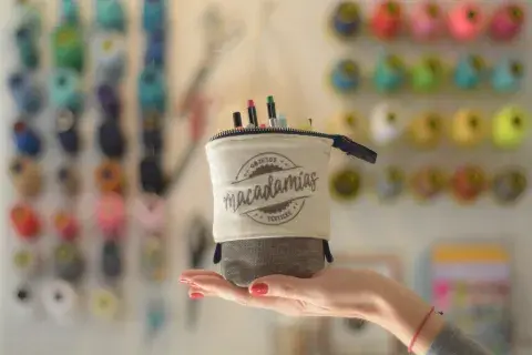 Amamos esta marca de estuches y organizadores personalizados. La estrella de la marca es la Cartulap, una cartuchera-lapicero que la rompe y podés conseguir desde $830 (Encontralas en @macadamias).