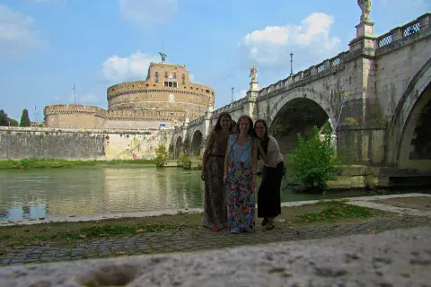 Con amigas por el Tevere, solo falta el mate Con amigas por el Tevere, solo falta el mate