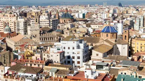 Valencia histórica, generosa en tradiciones y edificios del siglo XV Valencia histórica, generosa en tradiciones y edificios del siglo XV