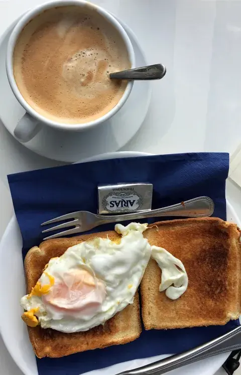 Un buen desayuno a mitad del día te vuelve a llenar de energía. Un buen desayuno a mitad del día te vuelve a llenar de energía.