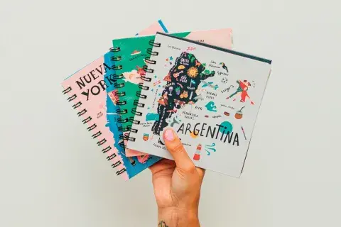 Bitácoras. Qué lindo poder escribir los recuerdos de tus últimos viajes, pegar todas las entradas, tickets de tren y minirrecuerdos que te fuiste guardando. Nada mejor que coleccionar cuadernos de viaje. Bitácoras. Qué lindo poder escribir los recuerdos de tus últimos viajes, pegar todas las entradas, tickets de tren y minirrecuerdos que te fuiste guardando. Nada mejor que coleccionar cuadernos de viaje.