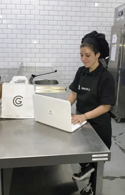 Keatz es una dark kitchen española con muchísimas marcas de restaurantes a las que se accede solo por plataformas de delivery . Keatz es una dark kitchen española con muchísimas marcas de restaurantes a las que se accede solo por plataformas de delivery .
