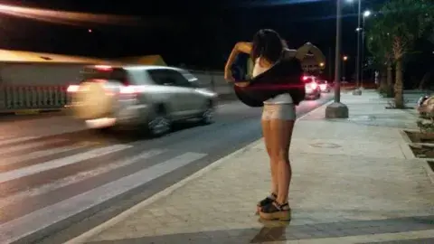 Se me levanta la pollera Se me levanta la pollera