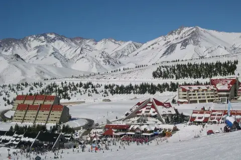 Vacaciones de invierno: en los centros de esquí se preparan para recibir visitantes Vacaciones de invierno: en los centros de esquí se preparan para recibir visitantes