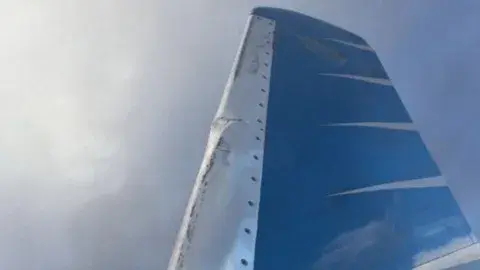 El avión sufrió una avería en su ala izquierda El avión sufrió una avería en su ala izquierda