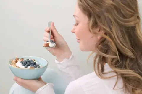 Se recomienda consumir alimentos ricos en proteínas Se recomienda consumir alimentos ricos en proteínas
