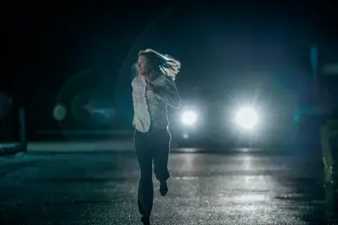 Bella Heathcote es Andy Oliver en Pieces of Her. Foto: Cr. Mark Rogers/Netflix © 2022 Bella Heathcote es Andy Oliver en Pieces of Her. Foto: Cr. Mark Rogers/Netflix © 2022