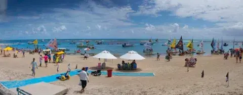 Desde la Villa de Pescadores salen jangadas (embarcaciones típicas del Nordeste) para disfrutar de las piscinas naturales Desde la Villa de Pescadores salen jangadas (embarcaciones típicas del Nordeste) para disfrutar de las piscinas naturales