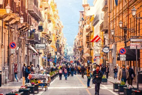 El ritmo de las calles céntricas, siempre intenso El ritmo de las calles céntricas, siempre intenso