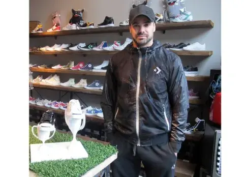 Con un look urbano deportivo, Luciano Castro pasó por el local de Converse de Palermo para conocer la nueva colección Con un look urbano deportivo, Luciano Castro pasó por el local de Converse de Palermo para conocer la nueva colección