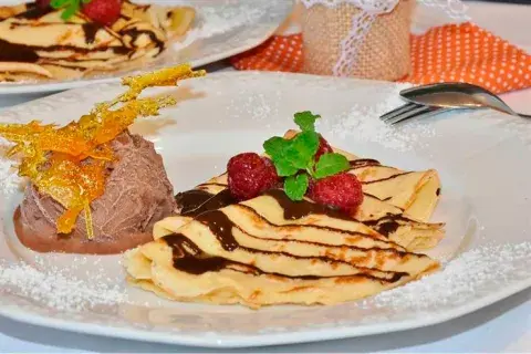 Panqueques con chocolate y frutos rojos es una combinación sutil Panqueques con chocolate y frutos rojos es una combinación sutil