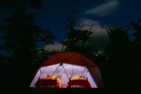 El gran ventanal permite observar el cielo en una noche estrellada en Adventure Domes Patagonia frente al Glaciar Perito Moreno El gran ventanal permite observar el cielo en una noche estrellada en Adventure Domes Patagonia frente al Glaciar Perito Moreno