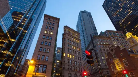 Entre los edificios modernos, todavía se conservan las primeras construcciones del país Entre los edificios modernos, todavía se conservan las primeras construcciones del país