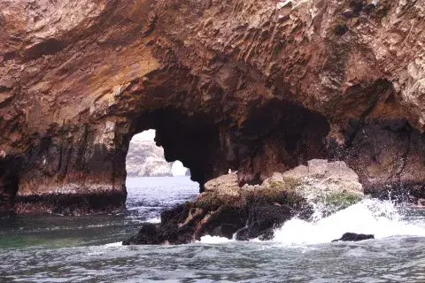 El tour en la lancha a la reserva natural de las Islas Ballestas. (www.venturia.com.pe) Sale del Hotel Paracas Resort. El tour en la lancha a la reserva natural de las Islas Ballestas. (www.venturia.com.pe) Sale del Hotel Paracas Resort.