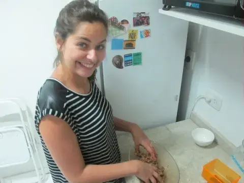 Todo al bowl, y mezclás. Es divertido, debo admitir. Los ingredientes se van integrando y se va armando una masa oscura, algo pegajosa Todo al bowl, y mezclás. Es divertido, debo admitir. Los ingredientes se van integrando y se va armando una masa oscura, algo pegajosa