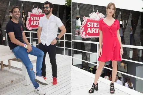 Izquierda: Grego Rosello y Nazareno Casero, cancherísimos los dos con chupines, el primero con una versión "ripped" y el segundo con unas zapatillas en rojo pasión. Derecha: Laurita Laprida con un vestido cache coeur con volados y sandalias de tiras negras 