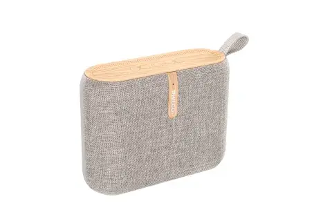 Un speaker con diseño escandinavo y micrófono incorporado, ideal para musicalizar tus mañanas (Philco, $3399).