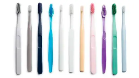 Llevar los dientes muy blancos es ahora una nueva exigencia estética Llevar los dientes muy blancos es ahora una nueva exigencia estética