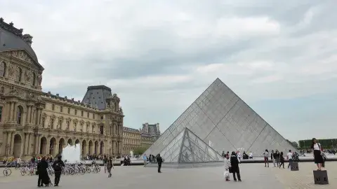 Las largas colas en el Louvre se pueden evitar con un pase para los museos. Crédito: Christine Longin / dpa-tmn Las largas colas en el Louvre se pueden evitar con un pase para los museos. Crédito: Christine Longin / dpa-tmn