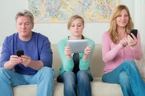 La adolescencia de los hijos te pone a prueba: el diálogo es esencial y hay que saber adaptarse a los tiempos; tal vez tengas que poner límites por whatsapp. Lo principal es el acuerdo entre los padres. La adolescencia de los hijos te pone a prueba: el diálogo es esencial y hay que saber adaptarse a los tiempos; tal vez tengas que poner límites por whatsapp. Lo principal es el acuerdo entre los padres.