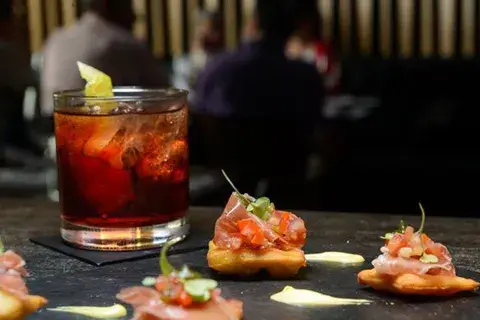 La barra de cocktails con una propuesta de altísimo nivel, con cocktails de autor y clásicos reversionados, ahumados y florales La barra de cocktails con una propuesta de altísimo nivel, con cocktails de autor y clásicos reversionados, ahumados y florales