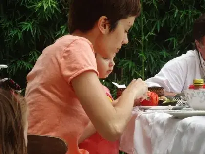 Cortando tomate. Cortando tomate.