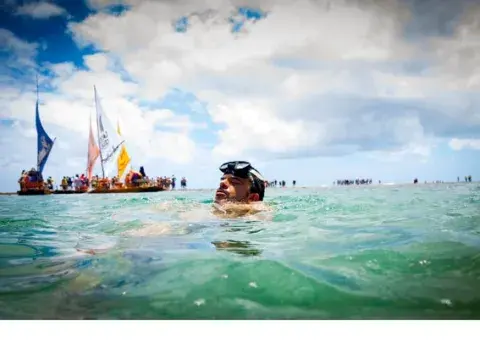 Desde la Villa de Pescadores salen jangadas (embarcaciones típicas del Nordeste) para disfrutar de las piscinas naturales Desde la Villa de Pescadores salen jangadas (embarcaciones típicas del Nordeste) para disfrutar de las piscinas naturales