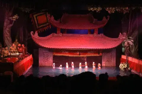Teatro de marionetas de agua. Un Arte vietnamita milenario que representa escenas cotidianas del antiguo Vietnam, con música tradicional tocada en vivo. Teatro de marionetas de agua. Un Arte vietnamita milenario que representa escenas cotidianas del antiguo Vietnam, con música tradicional tocada en vivo.