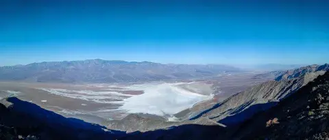 Desde Dante’s View, a casi 1700 metros de altura, una vista a Badwater Basin, una depresión de 86 metros por debajo del nivel del mar Desde Dante’s View, a casi 1700 metros de altura, una vista a Badwater Basin, una depresión de 86 metros por debajo del nivel del mar