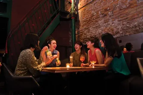 Chin Chin de amigas en 878.